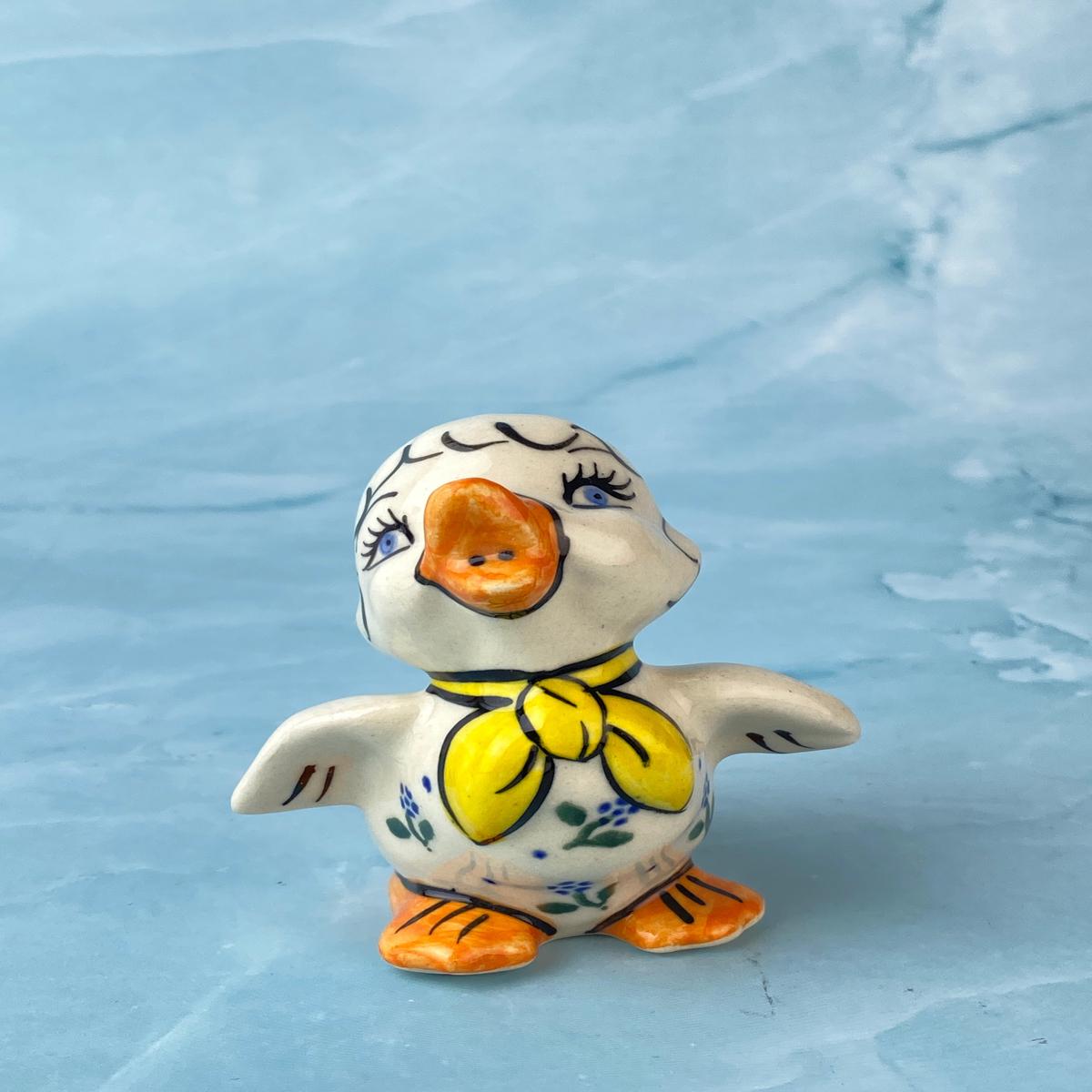 Vena Duckling with Open Wings - Shape V801 - Pattern C022 Simple Flowers Yellow Ascot